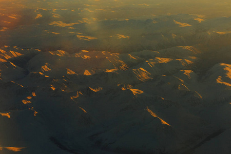 风景如画的景观与高山地形, 从飞机的看法。神奇的荒野全景