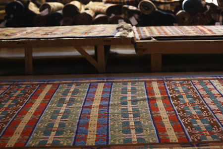 传统东方饰品在手工地毯上的质感