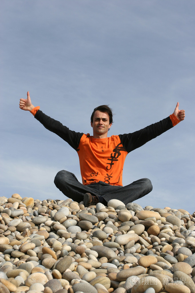 张开双臂的休闲男子