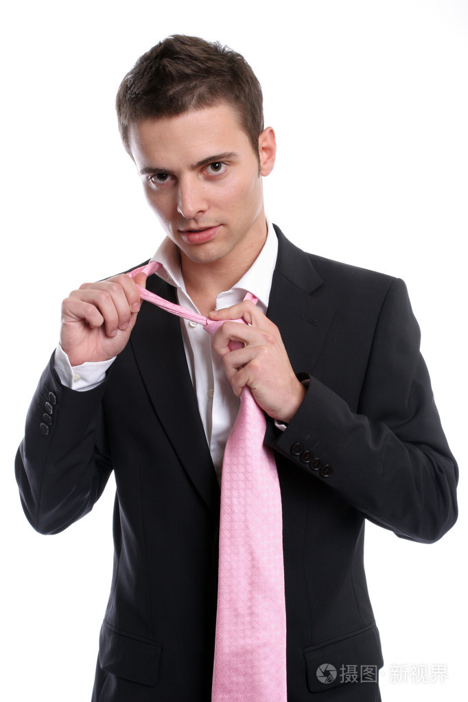 一个年轻的商人在系领带