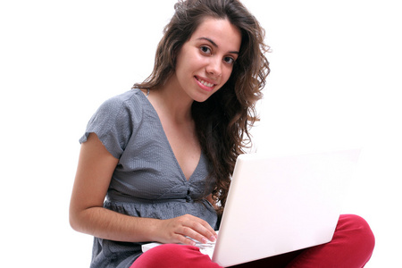 年轻漂亮的女孩用笔记本电脑工作