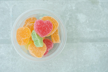水果果冻糖果在碗里照片