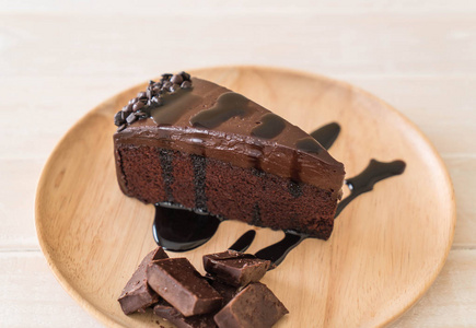 在木头上的巧克力蛋糕