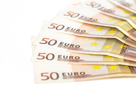 用纸币 50 欧元欧洲钱在白色背景上的半圆圈