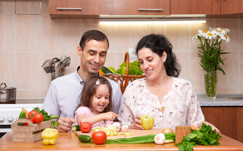 幸福的家庭，在家庭厨房内部与新鲜水果和蔬菜，孕妇，健康食品的概念与孩子