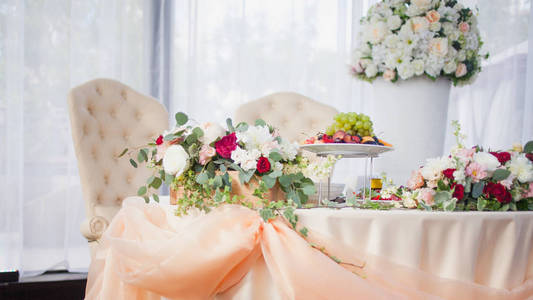 新娘和新郎在餐厅的桌子。婚礼装饰花