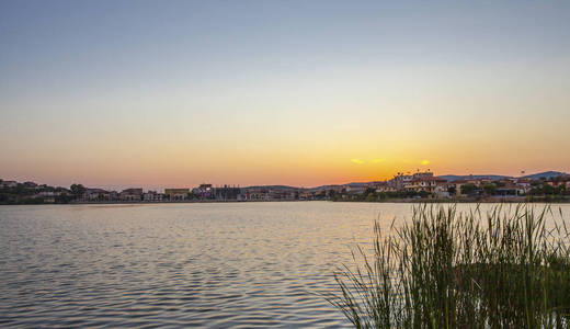 日落在阿尔巴尼亚背景湖和城市天际线