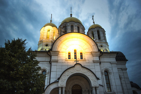在晚上，俄罗斯萨马拉市的教堂