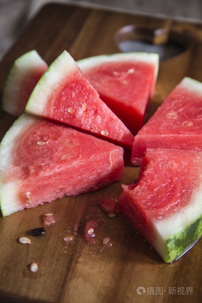 在木砧板上切多汁的西瓜