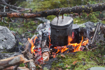 烹饪锅在火上徒步营