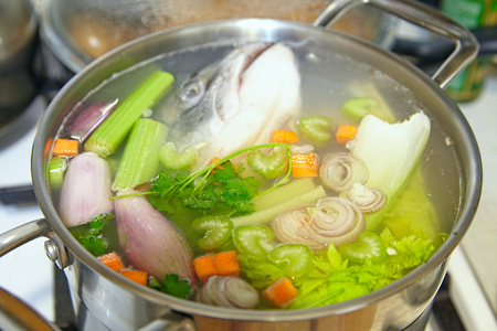 与蔬菜的烹饪鱼汤。