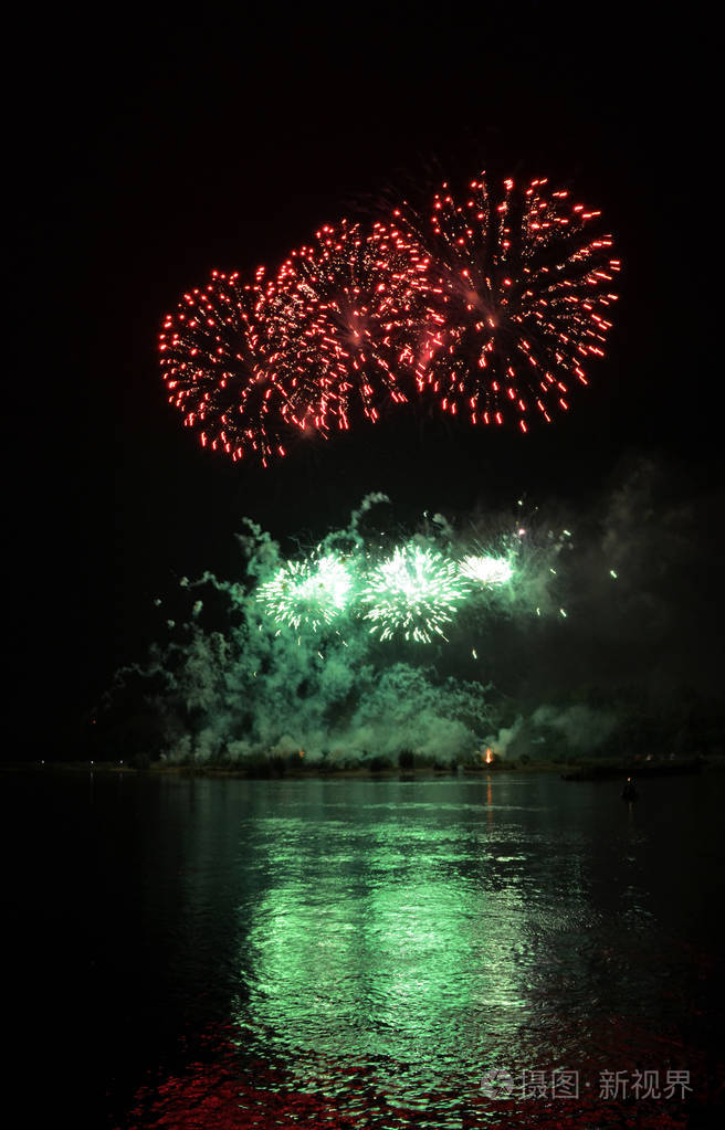 烟花彩色夜河