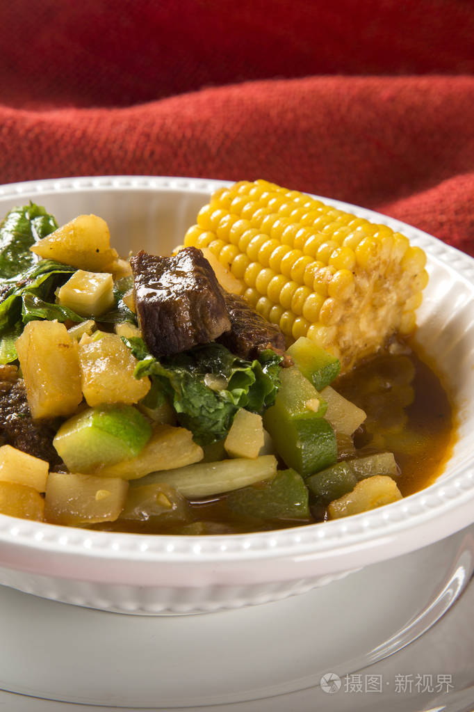 美国南方菜: 鹰嘴豆的特写中煲上桌 puchero 汤