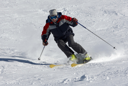 雪坡滑雪者