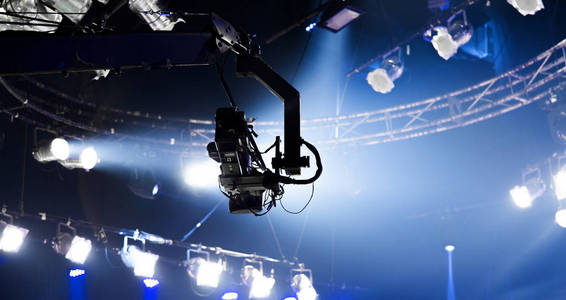 在起重机上舞台娱乐行业上的相机记录