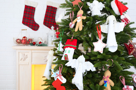 圣诞节手工装饰圣诞树上光家庭室内背景上
