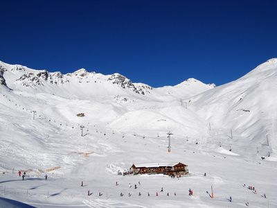 在瑞士的阿尔卑斯山的滑雪度假村