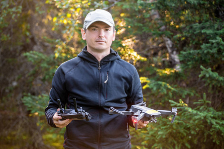 现代智能季度直升机无人机在徒步穿越森林人发射