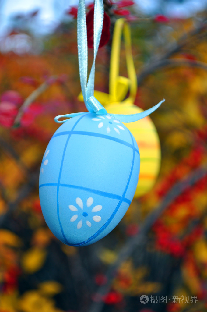 复活节彩色蛋在春天的花园