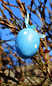 蓝色天空背景上的复活节彩蛋