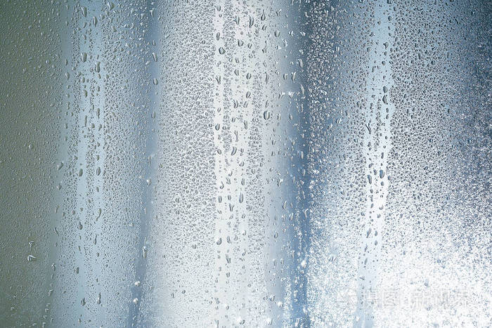 雨落在窗户玻璃