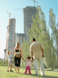 familjen i parken tittar p konstruktionen