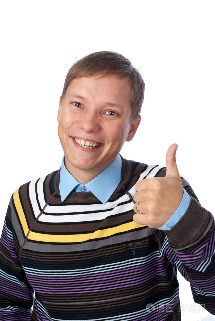 竖起大拇指的年轻人