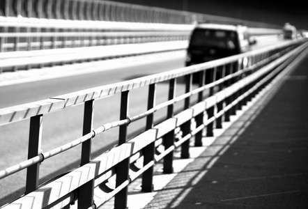 挪威桥角度背景上的黑色和白色车
