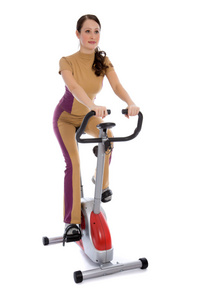 女人在做上一辆固定式自行车健身
