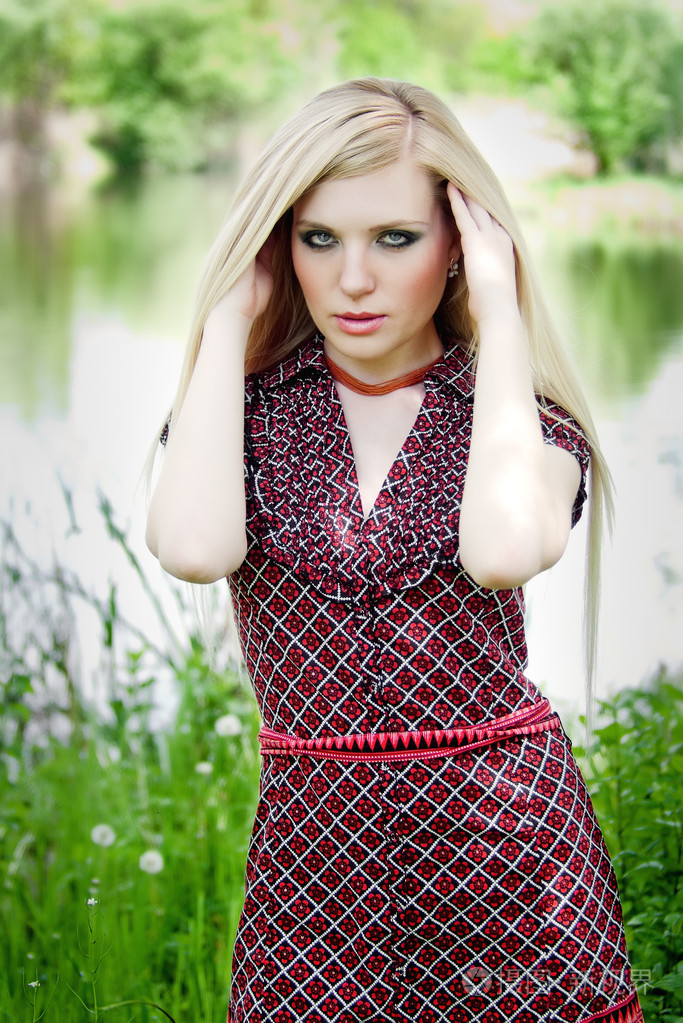 金发女郎,有着时尚的外观照片-正版商用图片009a9t-摄图新视界