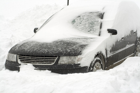 欧洲汽车在雪堆中图片