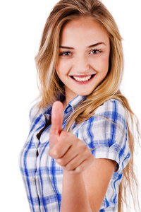 快乐的年轻女人显示拇指