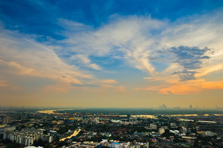 曼谷在日落时的鸟瞰图