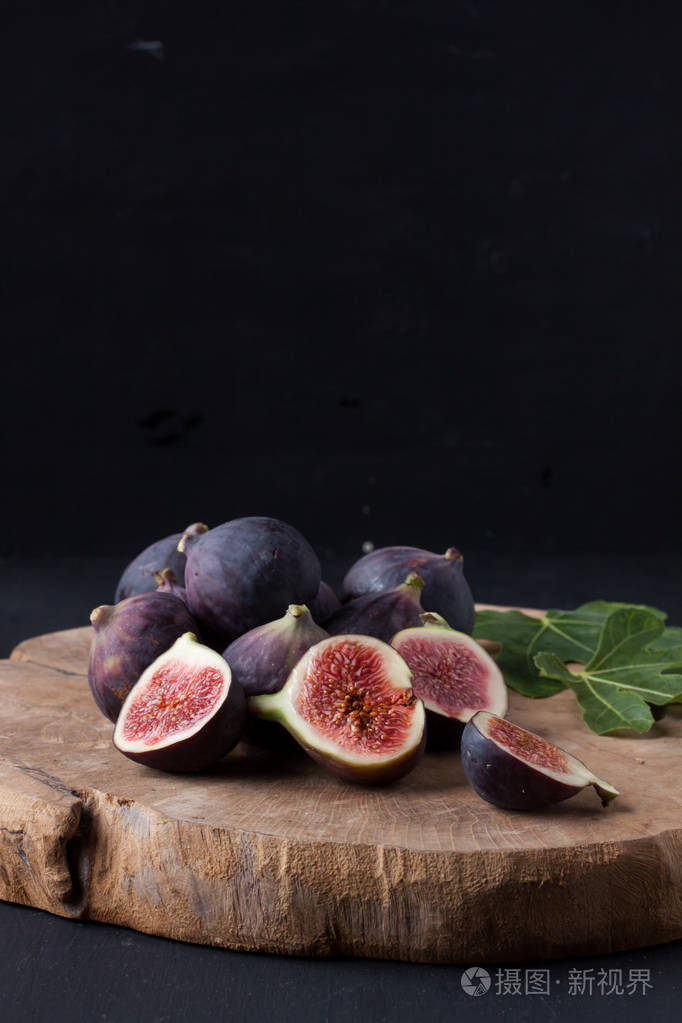 在黑色背景上的无花果
