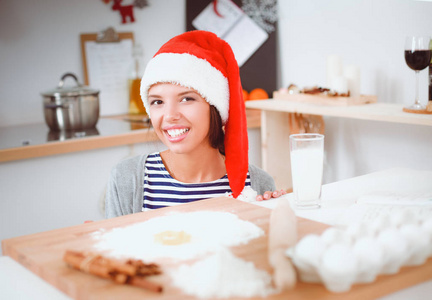 女人在厨房里做圣诞小甜饼