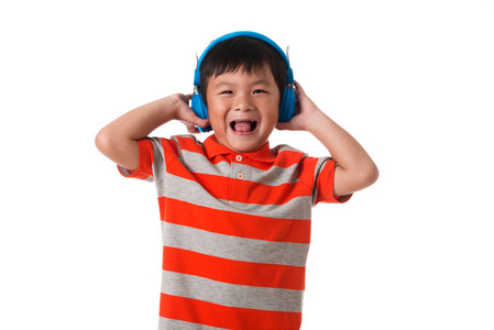音乐和技术概念。耳机的亚洲小男孩。分离