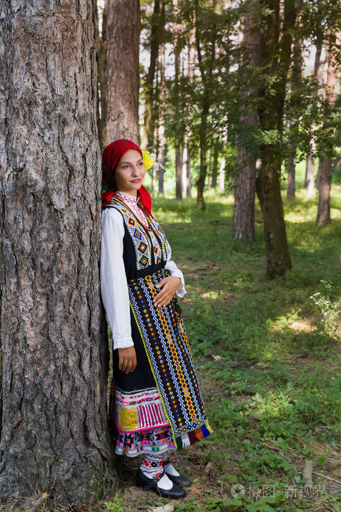 美丽的女人摆在保加利亚的衣服
