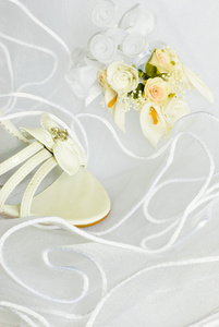 婚礼凉鞋和面纱上的鲜花