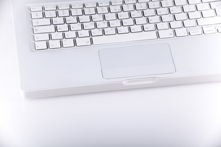 白色笔记本电脑