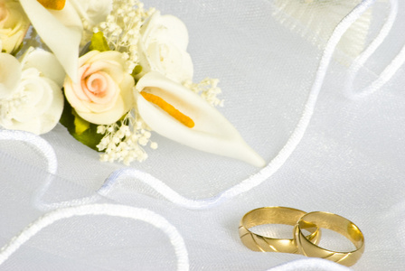 戴面纱的结婚戒指和鲜花