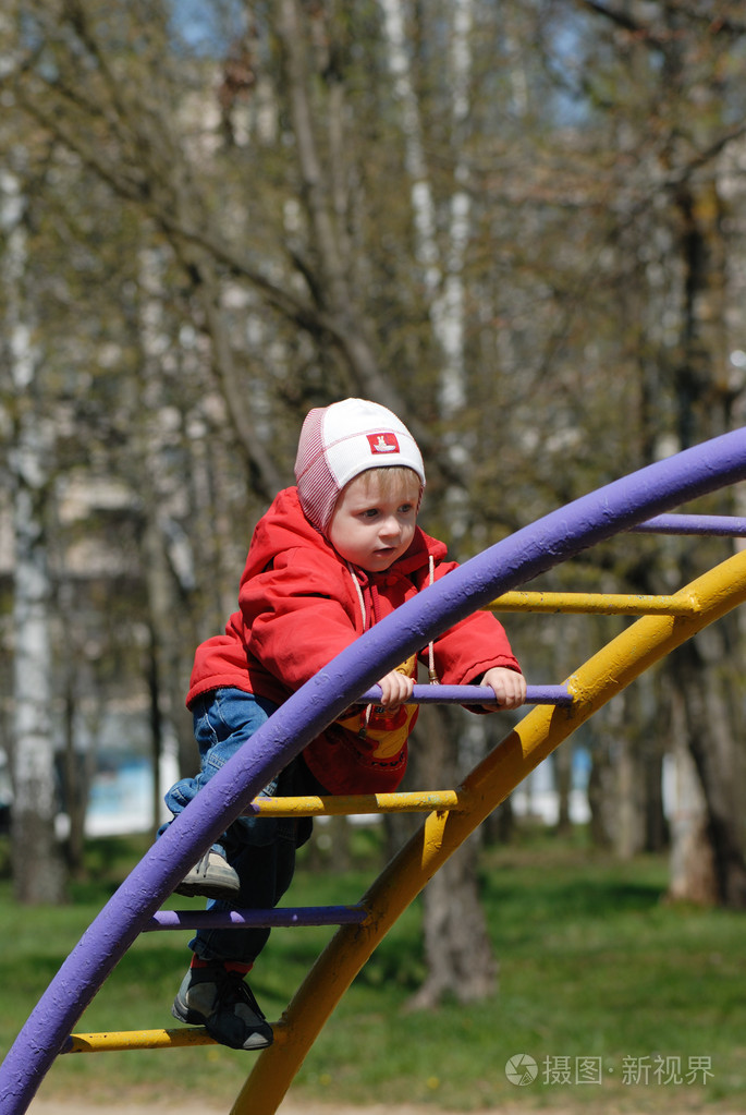 孩子在公园里玩