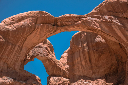 双拱，天然石拱。拱门国家公园，犹他州，美国