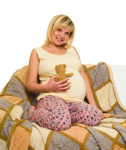 怀孕的女人在床上