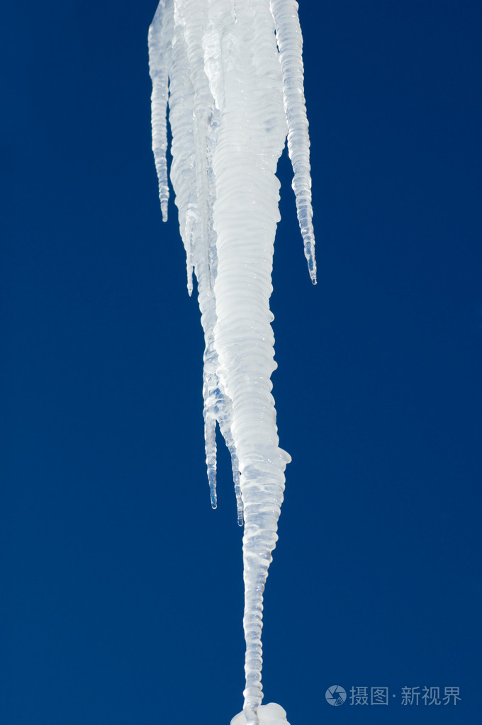 天空背景下融化的冰