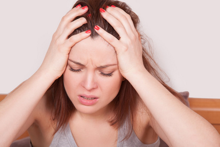 沮丧的女士过红流感或感冒.