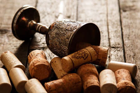 中世纪的酒杯和葡萄酒瓶塞