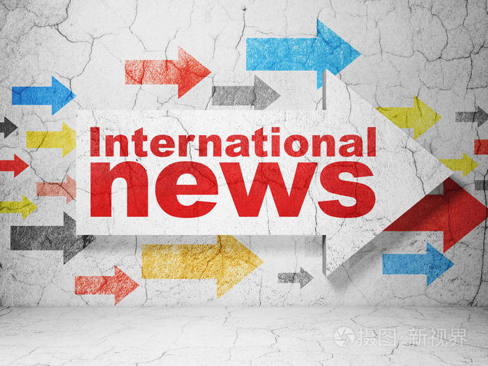 新闻概念与国际新闻上grunge的背景墙上的箭头