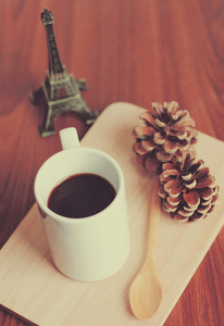 咖啡和勺子用松果的木制托盘上图片