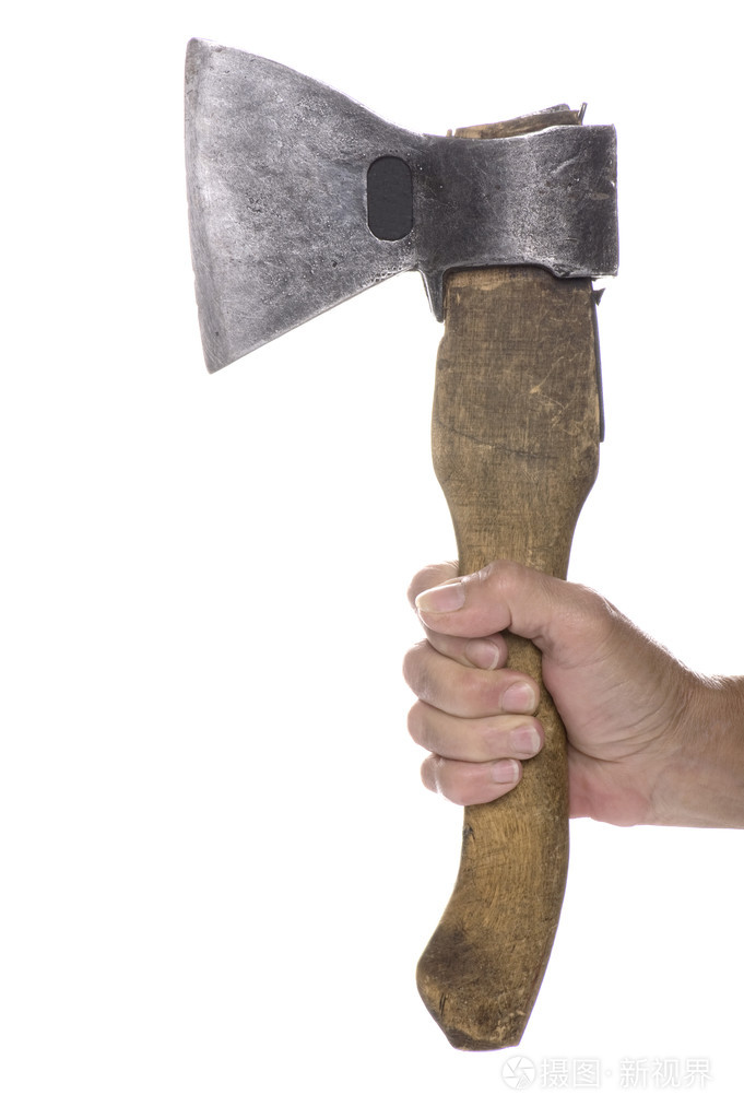 手上拿着斧子