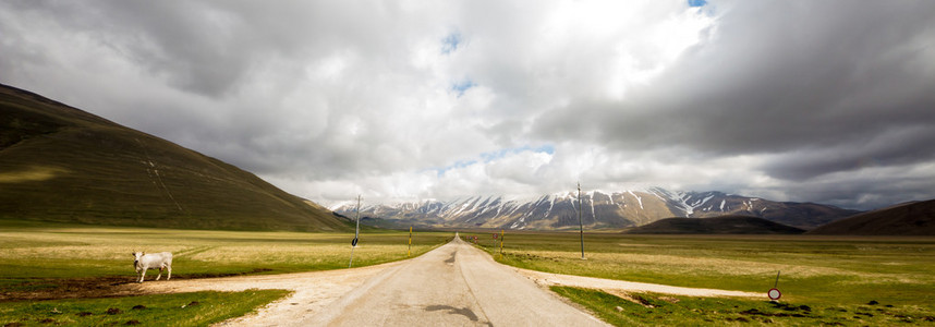 恶劣的天气去 castelluccio，意大利的路上